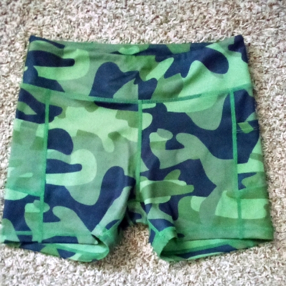 Zyia Active Pants - Trendy Camouflage Print Shorts